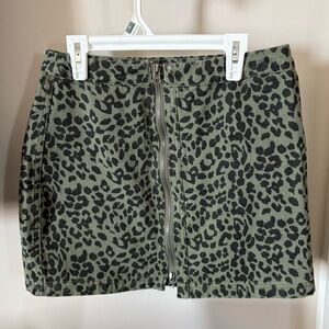 Francesca’s Olive Green Cheetah Print, High Waisted, Mini Skirt. 💚